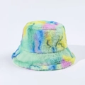 Dettaglio del cappello alla pescatora in ecopelliccia colorata tie-dye con texture morbida - M(56-58cm) / Giallo Verde Blu Viola Tie-dye (Stile 2)