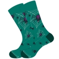 Halloween Socken mit Spinnennetz und lila Totenkopfmustern auf dunkelblauem Grund - Dunkelgrüne Spinne
