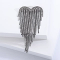 Elegante spilla a forma di cuore con nappe di cristallo su base in metallo scuro - Nero