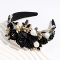 Détail du serre-tête baroque avec roses noires, perles et broderie en dentelle dorée - Noir