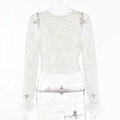 Detailopname van de witte mesh top met strass steentjes en veren aan de mouwboorden - L / Wit