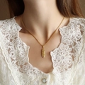 Collar medallón ovalado chapado en oro 18K con relieve vintage sobre una cadena fina - 40+5cm / Dorado