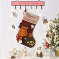 Calza di Natale con renna 3D e motivo a fiocchi di neve appesa su una parete a tema festivo - F1-1 Calza classica grande renna