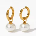 Orecchini a cerchio in acciaio dorato con ciondoli pendenti di perle bianche - Oro (KDE1386)