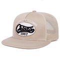 Detail der Chicago 1967 Stickerei auf der atmungsaktiven Khaki-Trucker-Mütze im Vintage-Stil - Khaki