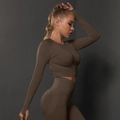 Ensemble de yoga sans couture marron café pour femme avec haut court à manches longues et legging - S / Hauts / Marron