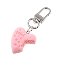 Détail d'un porte-clés biscuit rose en forme de cœur avec gravure Torun et fermoir métal - Rose