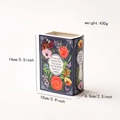 Vista dettagliata del vaso in ceramica a forma di libro con motivi floreali e dimensioni - Stile Il Giardino Segreto