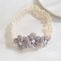 Fascia neonata in pizzo beige con fiori di velluto a coste viola e perle - Fiore Grigio a Tre Petali