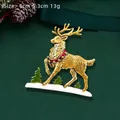Gouden kerstrendier broche met rode halsband en groene dennenbomen op de achtergrond - Gouden Rendier Stijl (YNCP7259 Goud)
