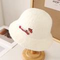 Détail du chapeau cloche blanc en peluche avec bouton rouge et ruban de marque - M (56-58cm) / 5086 Blanc avec Patch Pomme