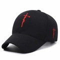 Berretto da baseball in cotone nero con ricamo croce Faith rossa visto di lato - Nero (Ricamo Rosso)