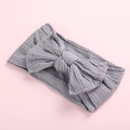 Detailansicht eines weichen grauen Jacquard-Babystirnbands mit großer Schleife - Grau