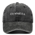 Dunkelgraue gewaschene Baseballkappe aus Denim mit it is what it is Stickerei - Verstellbar / Schwarz