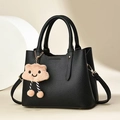 Sac à main noir minimaliste en cuir litchi avec breloque nuage et double anse - Noir