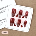 Faux ongles faits main dégradé bordeaux avec fleurs blanches et perles chic - XS