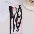 Detail van 4-delige zwarte plastic haarstyling set met kam en naalden op witte stof - Dubbele haak 4-delige set