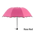 Parapluie rose rouge à trois plis avec bordure festonnée et revêtement en vinyle noir - Rose Rouge
