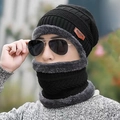 Nahaufnahme von dickem Fleecefutter und Strickmuster bei Herren Wintermütze und Schal Set - Mütze + Halswärmer Set / Schwarz