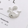 Dettaglio ravvicinato di un ciondolo a forma di balena d'argento con strass bianchi e neri - Argento / Zirconia Bianca