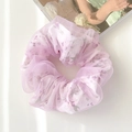 Detaillierte Textur eines lila Blumen-Organza-Haargummis auf weißem Grund mit Rose - Double Layer Gauze Floral Style / Lila