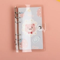 Rosa A6 PVC-Ringbuch mit süßen Zeichentrickbär- und Erdbeermustern für Schüler - A6 6-Loch Loseblattbinder - Bär (Nur Hülle)