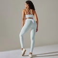 Détail d'un ensemble de yoga bleu clair sans couture avec brassière dos croisé et legging taille haute - L / Entrecroisé Soutien-Gorge + Leggings Ensemble / Entrecroisé-Gris Clair