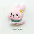 Détail de l'écusson lapin en peluche rose avec nœud floral, taille 7,5cm x 6cm - Style DIY (Ouverture au dos) / Lapin Rose