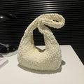 Bolso nube blanco crema con textura de palomitas, diseño plisado y cremallera dorada - Blanco Roto