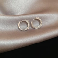 Macro di orecchini a cerchio argento con perle e cristalli alternati su tessuto di seta - Stile cerchio / Argento