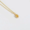 Elegante collar de oro con colgante floral y una piedra de circón ovalada amarilla - Amarillo