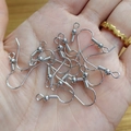 Ganchos de plata para pendientes con cuentas para bisutería DIY mostrados en mano - Gancho estándar / Oro blanco