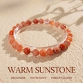 Elegante pulsera de piedra de sol con cuentas doradas en un soporte de exhibición - Pulsera De Piedra Solar Roja Brezo Natural N.° 8 (exquisita Caja De Regalo)
