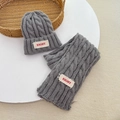 Dettaglio del set invernale grigio con berretto e sciarpa a trecce e toppe rosse EIGHT - Grigio
