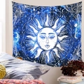 Dettaglio dell'arazzo celestiale bohémien con motivi di luna e sole nella camera da letto - 73*95CM / Blu Profondo Stellato
