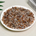 Mezcla de ágatas rojas y cuarzos naturales pulidos en un plato redondo blanco - Cuarzo Rutilado de Cobre Rojo / 5-7mm (100g)