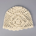 Primer plano del gorro de ganchillo crema con patrón floral calado y detalle de perla - M (56-58cm) / Beige