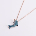 Collar de delfín dorado con cristales en degradado azul y cadena minimalista - Oro Diamante Azul
