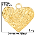Vista de detalle del colgante de corazón floral en oro de 18k con medidas 19mm por 20mm - Color Dorado - Solo Colgante