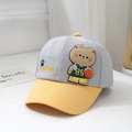 Dettaglio cappellino neonato in cotone con ricamo orsetto e visiera gialla a contrasto - Taglia unica / Grigio