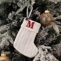 Weißer Strick-Weihnachtsstrumpf mit rotem Stickbuchstaben M am verschneiten Baum - Bestickte kleine Strickstrumpf Weiß M