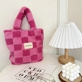 Borsa a secchiello in peluche a scacchi rosa con etichetta Hilldi Plan su tavolo moderno - Scacchiera Rosa Fucsia