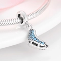 Colgante de patín de hielo en plata S925 con piedras de circón azul claro en fondo blanco - Patín de hielo con circonita azul(PD0123)
