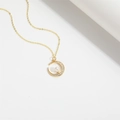 Elegante vergoldete Mondsichel-Halskette mit einer weißen Perle und Zirkonia-Besatz - Perlenmond-Halskette