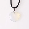 Gros plan du pendentif en opale en forme de cœur avec cordon en cuir tressé noir - Collier (Avec corde noire) / Opalite