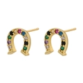 Dettaglio di orecchini a perno a ferro di cavallo dorati con gemme multicolori micro-incastonate - Oro con zircone multicolore