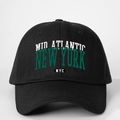 Vista dettagliata del cappellino da baseball nero con ricamo NYC verde sul davanti - Taglia unica / Nero
