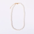 Elegante collana di perle di vetro bianche con chiusura a moschettone dorata su bianco - Perla di vetro 5mm 36+5cm