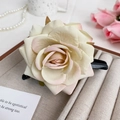 Elegante molletta a rosa in tessuto crema con bordi rosa su display di perle - Crema Bordo Rosa