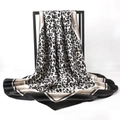 Foulard quadrato in seta satinata con stampa leopardata e bordo oro sul supporto - 90*90cm / Nero